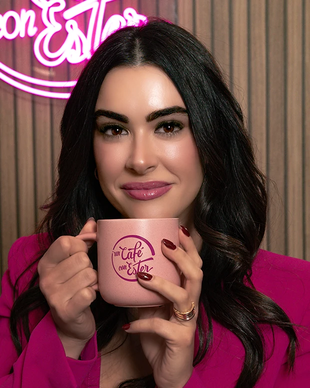 Ester López sujeta una taza de nuestro Pódcast. Un Café con Ester